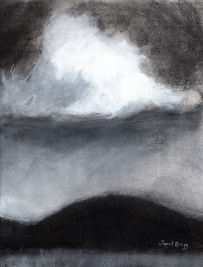 Moln över Guemes Island, ca 2020 (kol, bläck och gesso på papper) av Janel Bragg