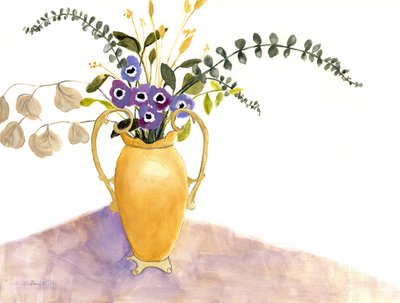 Stilleben med lila blommor och engelsk vas, ca 2024 (vattenteknik på papper) av Janel Bragg