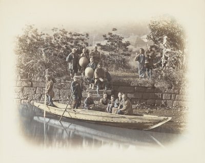 En båt vid flodstranden, Japan (handfärgat svartvitt foto) av Japanese Photographer