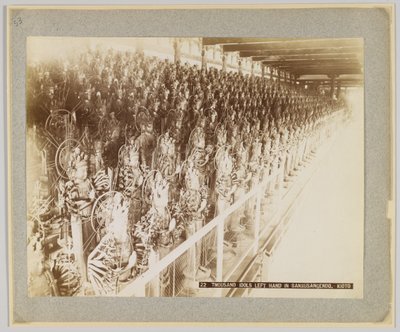 Tusen idoler i Sanjusangendo, Kyoto, Japan (s/v foto) av Japanese Photographer