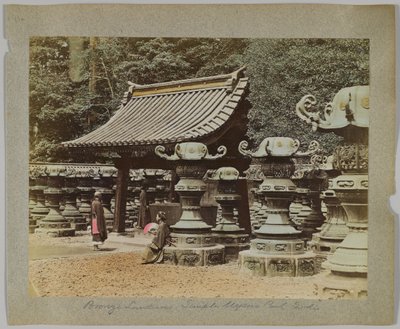 Bronslyktor utanför templet i Uyeno Park, Tokyo, Japan (handfärgat svartvitt foto) av Japanese Photographer