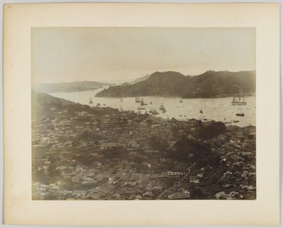 Kuststad, Japan (handfärgat svartvitt foto) av Japanese Photographer