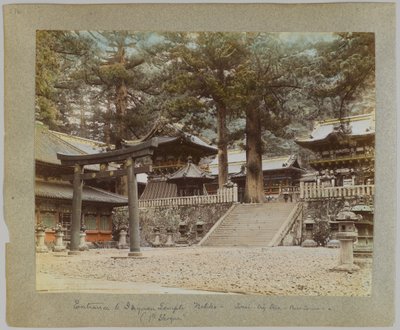 Entré till Tōshō-gū, Nikko, Japan (handfärgat svartvitt foto) av Japanese Photographer