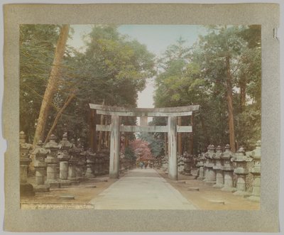 Ingång till ett tempel i Uyeno Park, Tokyo, Japan (handfärgat svartvitt foto) av Japanese Photographer