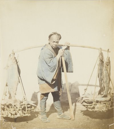 Fiskare med sin fångst (handfärgat svartvitt foto) av Japanese Photographer