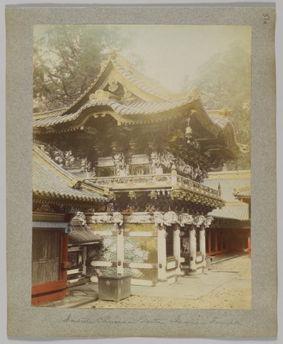 Inuti den kinesiska porten, Tōshō-gū, Nikko, Japan (handfärgat svartvitt foto) av Japanese Photographer
