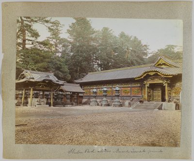 Inside the Temple Grounds, Shiba Park, Tokyo, Japan (handfärgat svartvitt foto) av Japanese Photographer