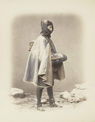 Japansk man i snön (handfärgat svartvitt foto) av Japanese Photographer