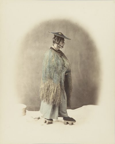 Japansk man i traditionell klänning (handfärgat svartvitt foto) av Japanese Photographer