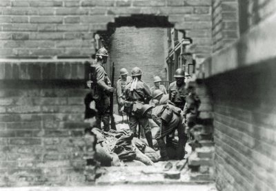 Japanska soldater är inblandade i gatustrider i Shanghai, Kina, 1937 av Japanese Photographer