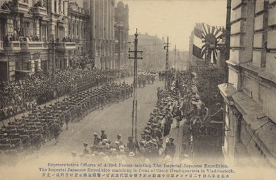 Japanska trupper marscherar förbi det tjeckiska högkvarteret, Vladivostok, ryska inbördeskriget, c1919 av Japanese Photographer