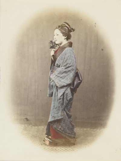 Japansk kvinna i traditionell klänning (handfärgat svartvitt foto) av Japanese Photographer