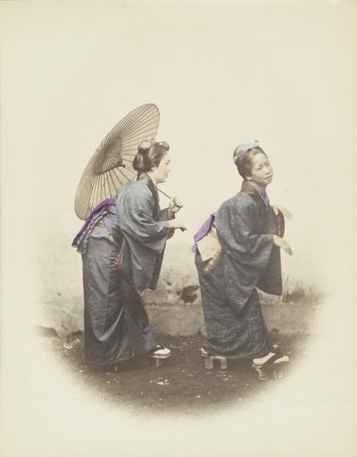 Japanska kvinnor i traditionell klädsel (handfärgat svartvitt foto) av Japanese Photographer