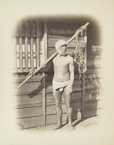 Man med fiskekorg (handfärgat svartvitt foto) av Japanese Photographer