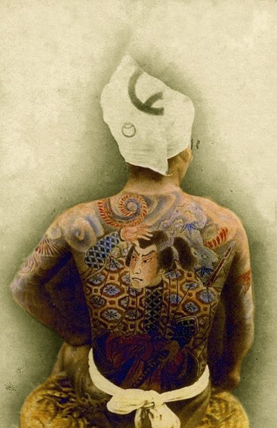 Man med traditionell japansk Irezumi-tatuering, ca 1880 (handfärgat albumfoto) av Japanese Photographer