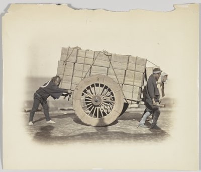 Män som drar en vagn (handfärgat svartvitt foto) av Japanese Photographer