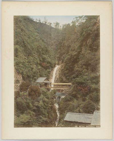 Meraki Waterfall, Kobe, Japan (handfärgat svartvitt foto) av Japanese Photographer