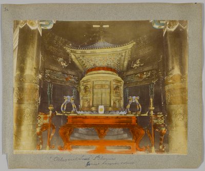Octagonal Tomb of the 2nd Shogun, Shiba Park, Tokyo, Japan (handfärgat svartvitt foto) av Japanese Photographer