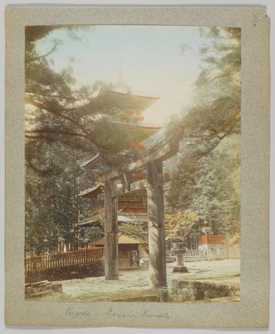 Pagoda i Tōshō-gū, Nikko, Japan (handfärgat svartvitt foto) av Japanese Photographer