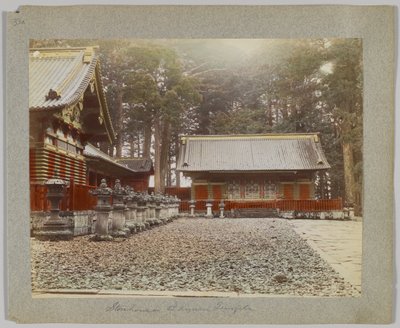 Butikshus i Tōshō-gū, Nikko, Japan (handfärgat svartvitt foto) av Japanese Photographer