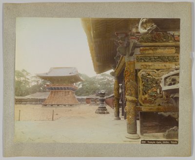 Temple Gate, Shiba Park, Tokyo, Japan (handfärgat svartvitt foto) av Japanese Photographer