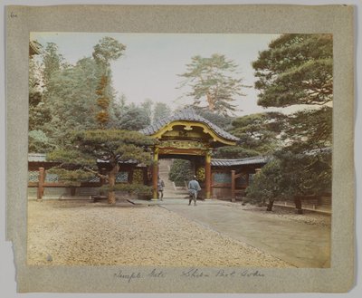 Temple Gate, Shiba Park, Tokyo, Japan (handfärgat svartvitt foto) av Japanese Photographer