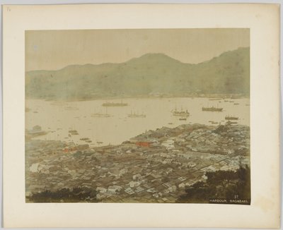 Hamnen i Nagasaki, Japan (handfärgat svartvitt foto) av Japanese Photographer