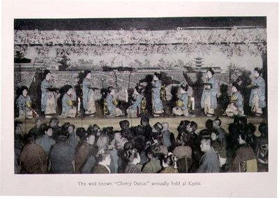 Den välkända "Körsbärsdansen" hålls årligen i Kyoto, ca 1880 (handfärgat albumintryck på kort) av Japanese Photographer