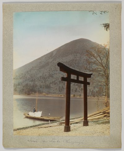 Torii vid sjön Chuzenji, Nikko, Japan (handfärgat svartvitt foto) av Japanese Photographer