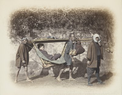 Kvinna buren i en kago (handfärgat svartvitt foto) av Japanese Photographer