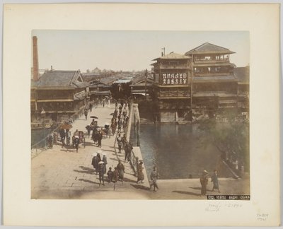 Yebisu Bashi, Osaka, Japan, ca 1890 (handfärgat svartvitt foto) av Japanese Photographer