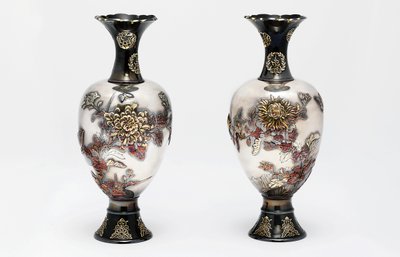 Ett par Ozeki Studiovaser, Meiji-period, sent 1800-tal (keramik med guld och koppar) av Japanese School
