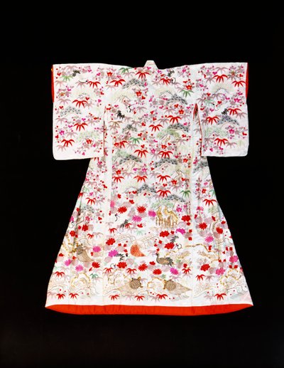 En furisode av vit sidendamast stencilerad med bambublad och plommonblommor av Japanese School