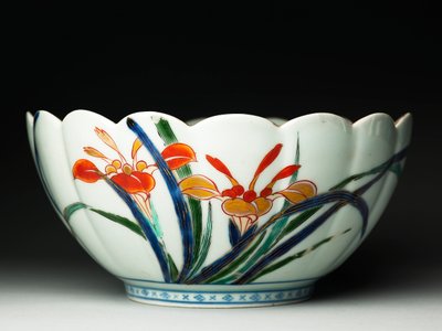 Skål med räfflade sidor och bågad kant, ko-Imari ware, ca 1770-20 (lergods med blå underglasyr och överglasyr emalj) (se även 117721) av Japanese School