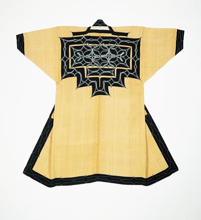 Ceremoniell dräkt (attush) av Ainu-befolkningen med traditionella Ainu-motiv, broderi med kedjestygn, almbark, ull och bomull av Japanese School