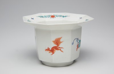 Bägare, sent 1600-tidigt 1700-tal (Kakiemon, porslin med överglasyr emalj) av Japanese School