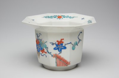 Bägare, sent 1600-tidigt 1700-tal (Kakiemon, porslin med överglasyr emalj) av Japanese School