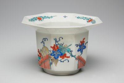 Bägare, sent 1600-tidigt 1700-tal (Kakiemon, porslin med överglasyr emalj) av Japanese School