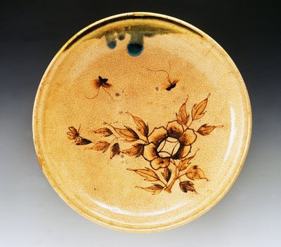 Dekorerad emaljbricka i stengods dekorerad med två fjärilar och pion, sent 1700-tal - början av 1800-talet, Seto-tillverkning, diameter 34 cm, japansk civilisation, Edo-period av Japanese School