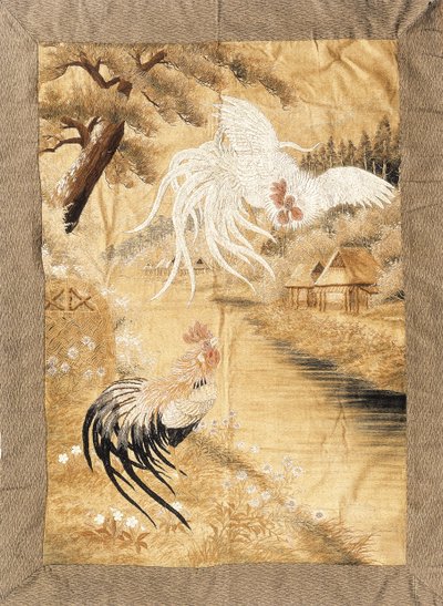 Broderad hängande, arbetad i siden med ett par tuppar med släpande fjäderdräkt, på under flykt, den andra uppflugen på en flodstrand bland prästkragar, sent 1800-tal av Japanese School
