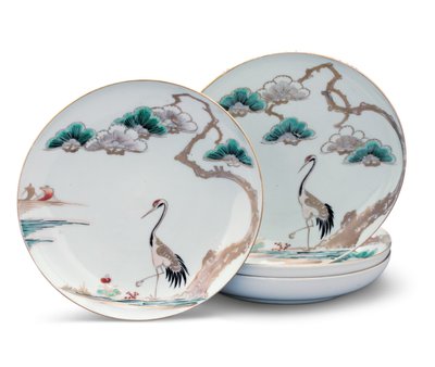Fyra tallrikar, Edo Period (porslin med röd, grön, blå & svart överglasyremalj och förgylld) av Japanese School