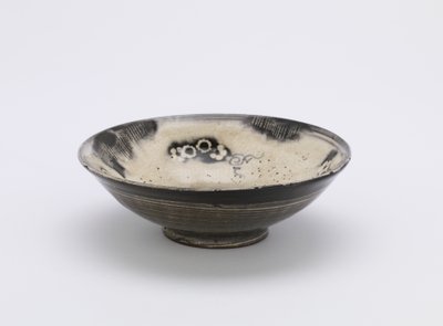 Individuell serveringsskål, Kyushu eller Kyoto, Edo-period, 1700-1800-tal (stengods med vit slip och koboltpigment under klar glasyr) av Japanese School