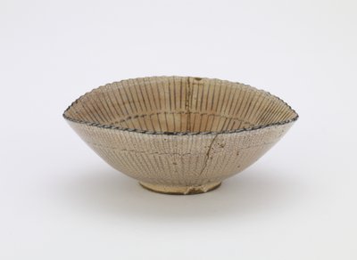 Individuell serveringsskål i form av en sarghatt, Edo-period (stengods med kobolt- och järnpigment under klar glasyr) av Japanese School