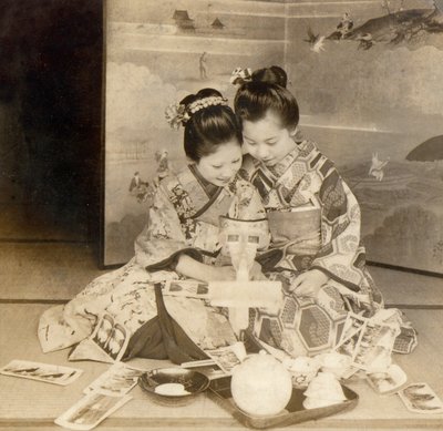 Japanska flickor som använder en stereoskopvisare med stereografiska kort, 1899 av Japanese School