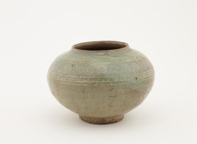 Burk med stämplad och slip-inlay dekoration, 1610-1630 av Japanese School