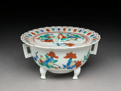 Koro skål med platt lock, Kakiemon-relaterad porslin, 1680-1700 (lergods med emalj överglasyr) av Japanese School