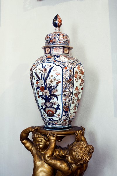 Stor japansk vas med lock från Edo-perioden, Genroku-eran. 1688-1703. Lägenheter på Maria Brignole Sale (Brignole-Sale) De Ferrari, hertiginna de Galliera (1811-1888), möblerna kommer från Hotel Matignon, hans parisiska residens. Palazzo Rosso, gen av Japanese School