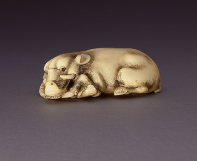 Netsuke föreställande en liggande galt, ca. 1750-80 (narwahl horn) (se även 210190) av Japanese School