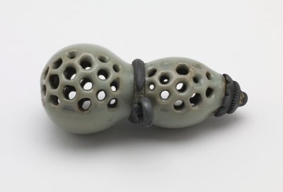 Netsuke i form av en kalebass, Yamashiro-provinsen, Edo-perioden eller Meiji-eran (keramik) av Japanese School