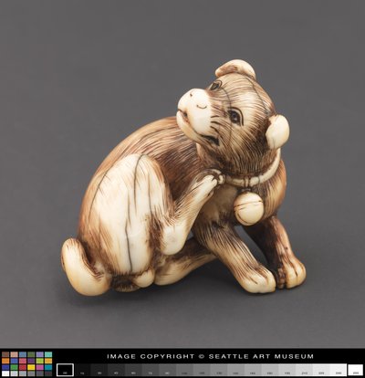 Netsuke modelleras som en hund som kliar sig nacke av Japanese School